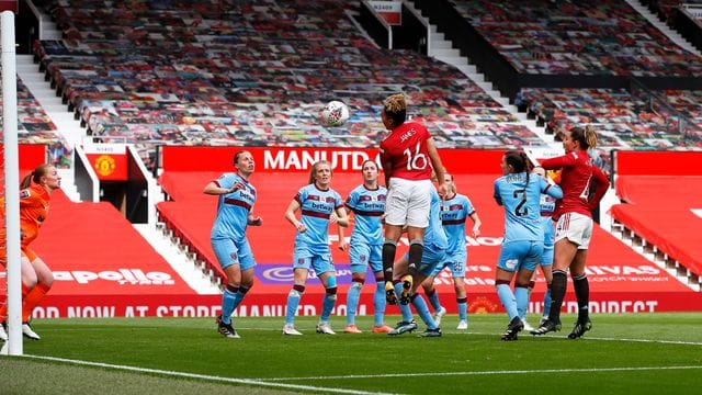 Profi-Fußballerinnen in England haben künftig Anspruch auf 14 Wochen bezahlten Mutterschaftsurlaub.