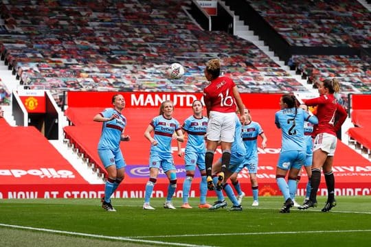 Profi-Fußballerinnen in England haben künftig Anspruch auf 14 Wochen bezahlten Mutterschaftsurlaub.