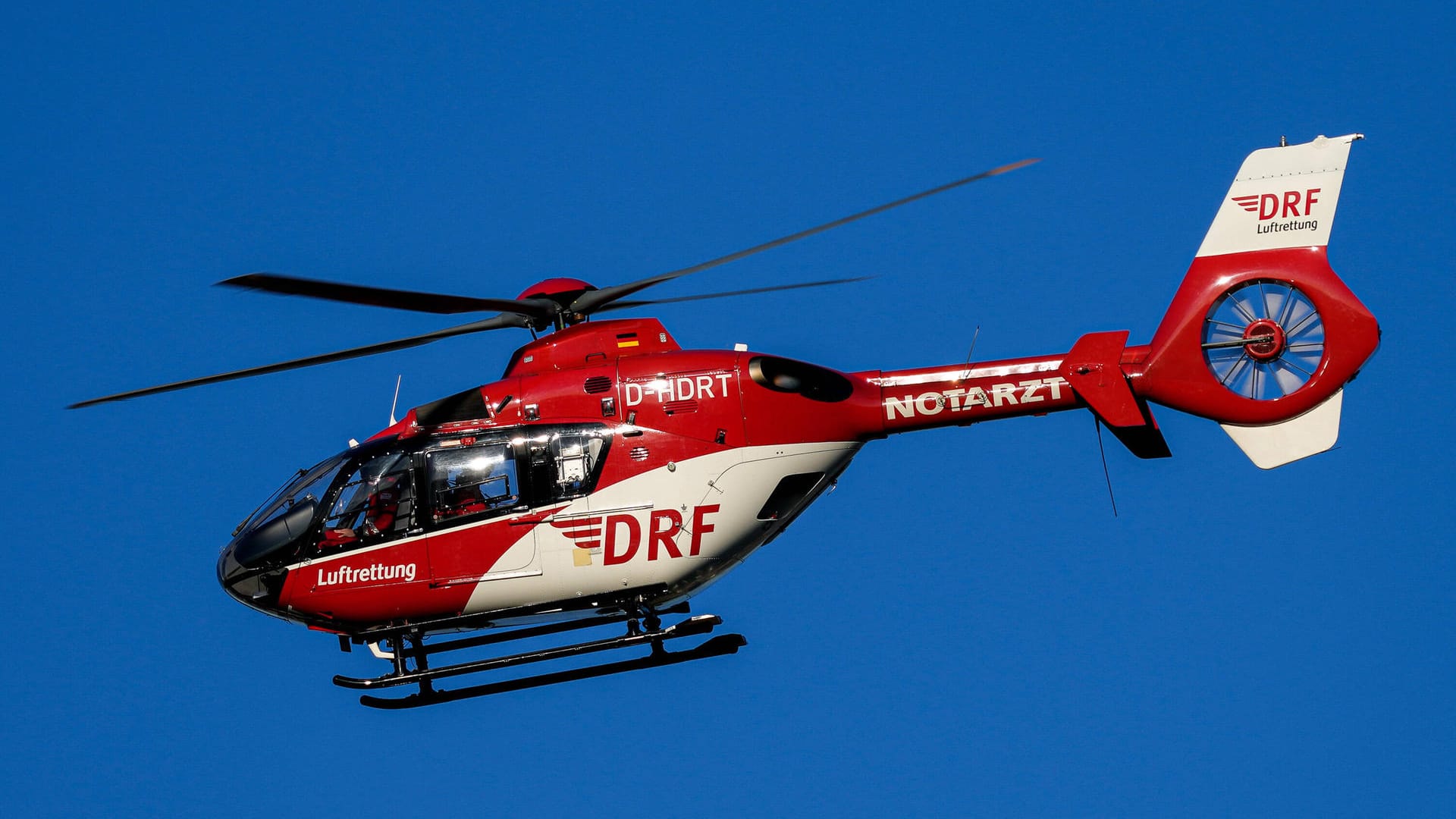 Ein Hubschrauber der DRF Luftrettung im Einsatz (Archivbild): Die DRF in Dortmund bekommt einen neuen leistungsfähigen Hubschrauber.