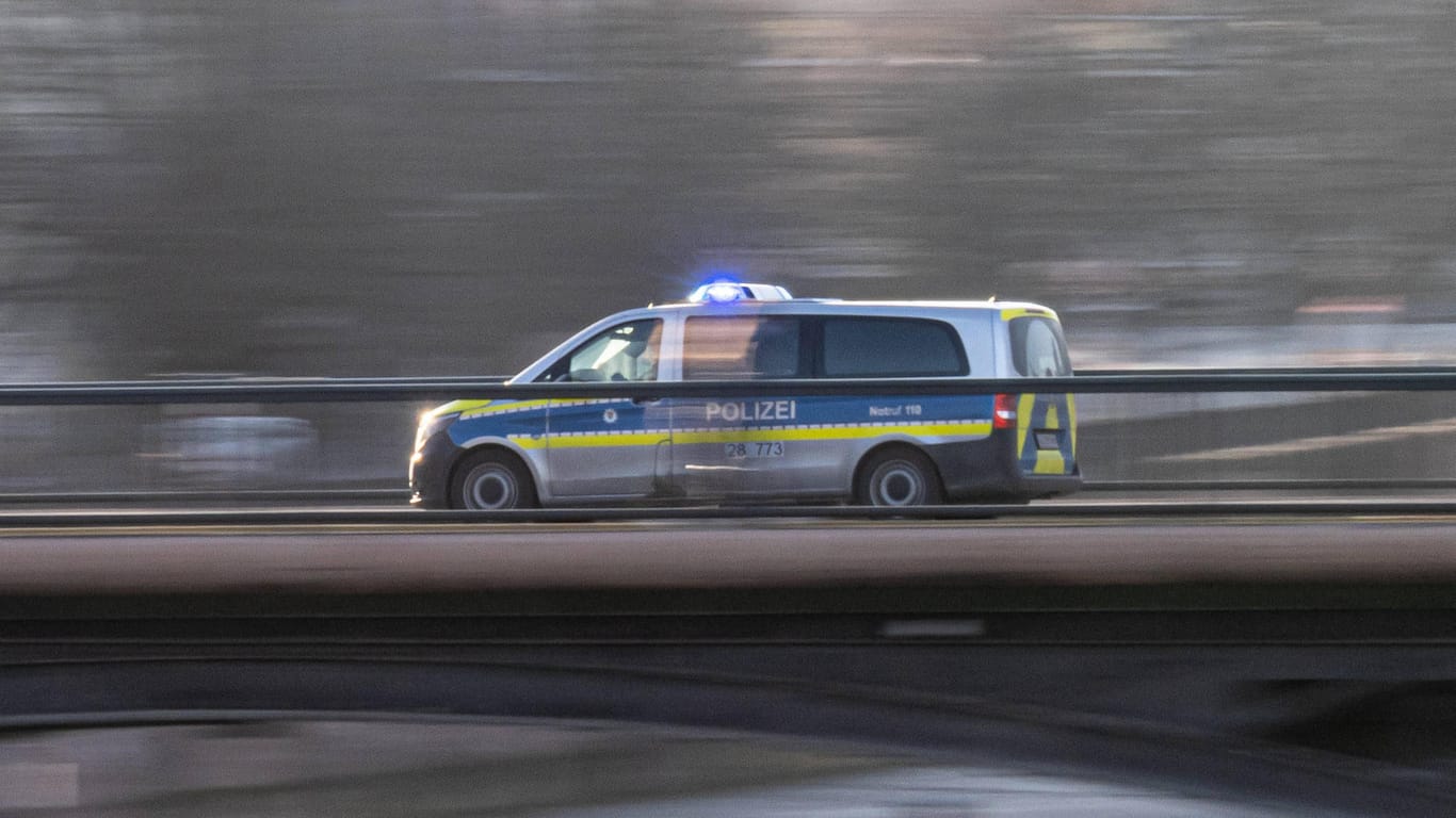 Polizeiwagen fährt über Brücke (Symbolbild): Die Leipziger Polizei hat den Raser durch die Innenstadt verfolgt.