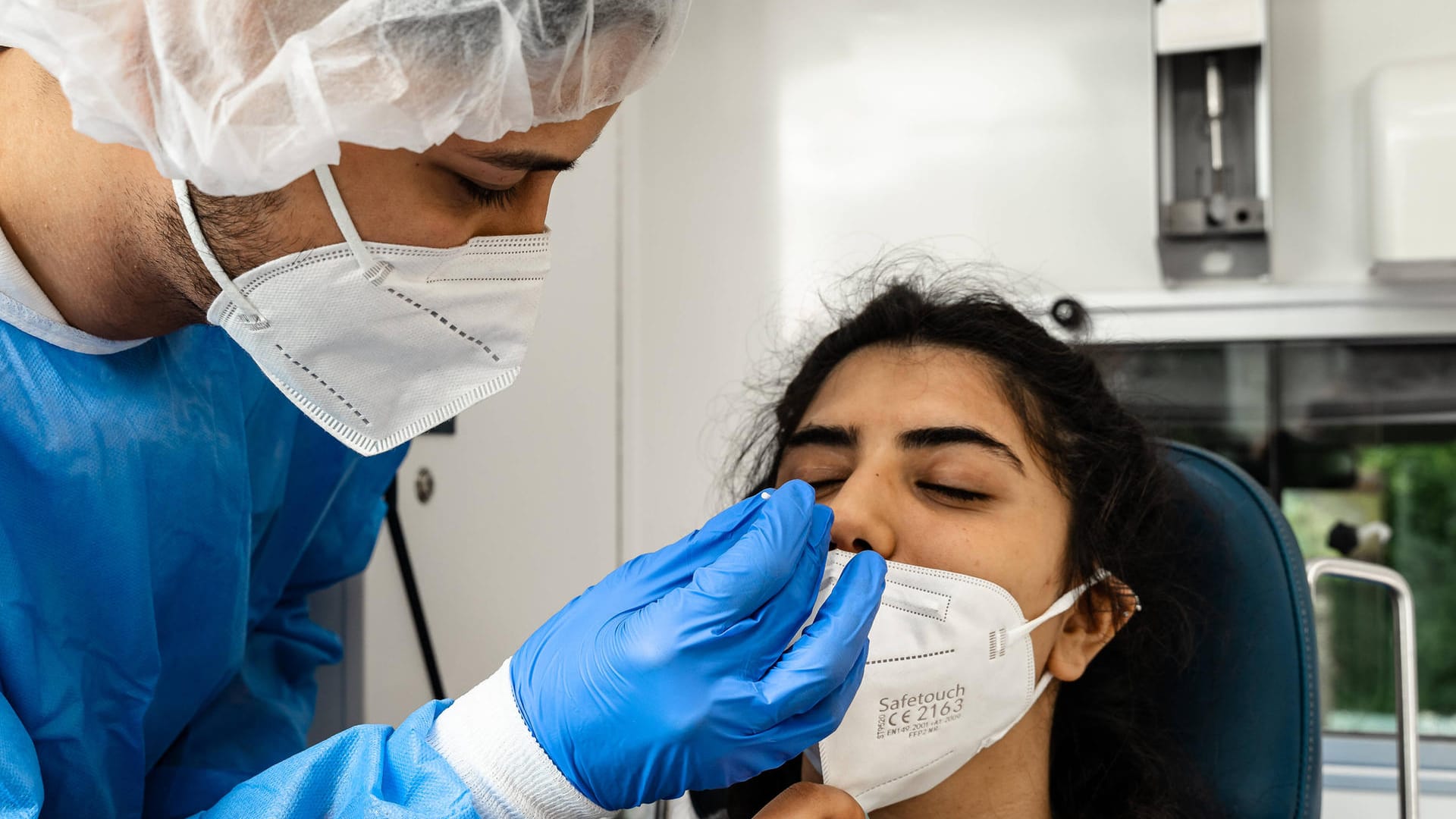 Coronatest in Bayern: Das Gesundheitsministerium bringt eine Änderung bei PCR-Tests ins Spiel.