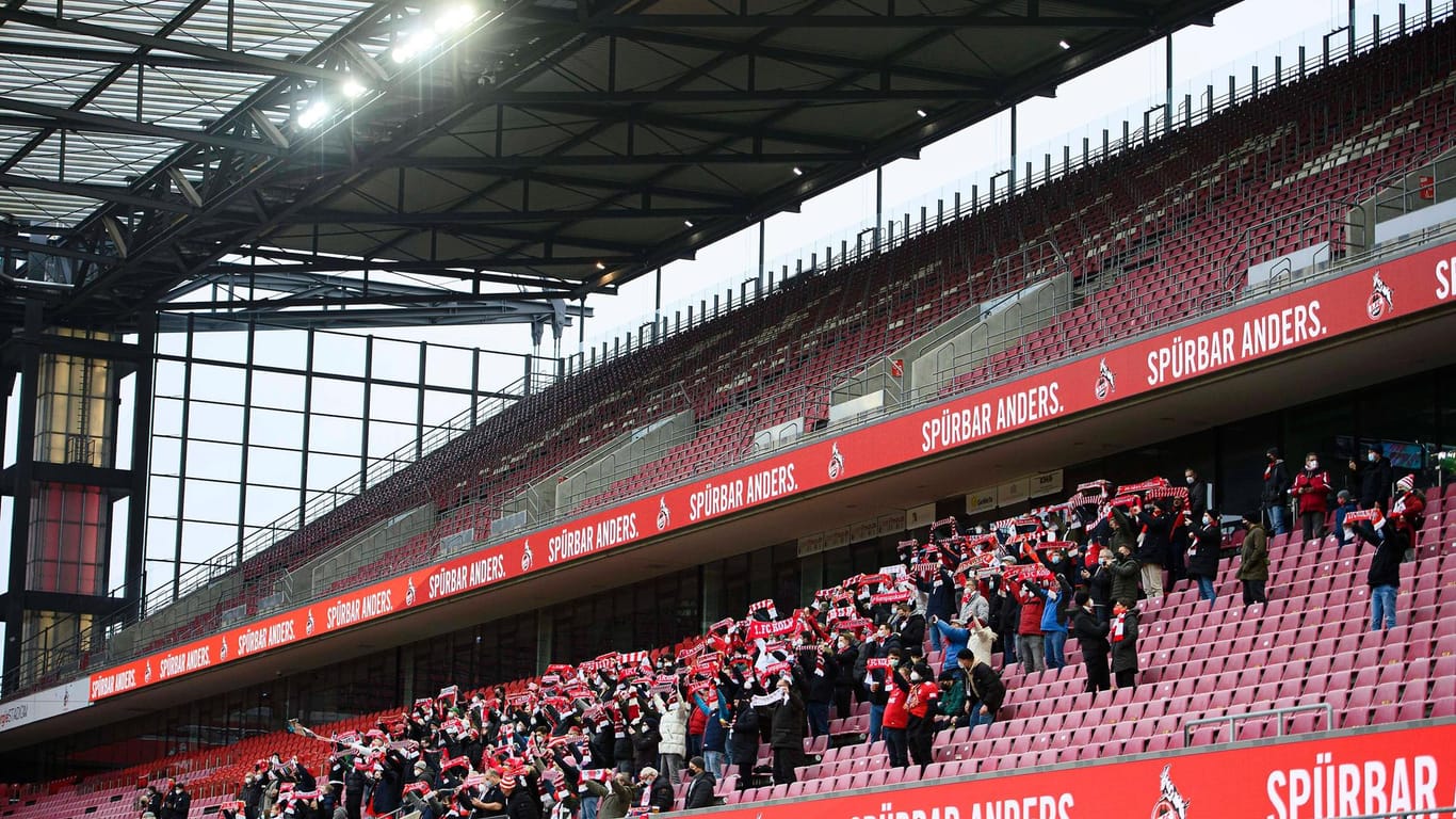 Einige wenige Fans im Rhein-Energie-Stadion (Archivbild): Der FC klagt auf mehr Zuschauer.