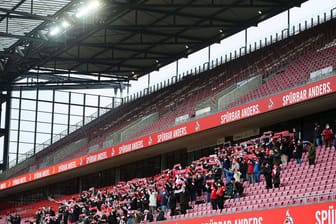 Einige wenige Fans im Rhein-Energie-Stadion (Archivbild): Der FC klagt auf mehr Zuschauer.