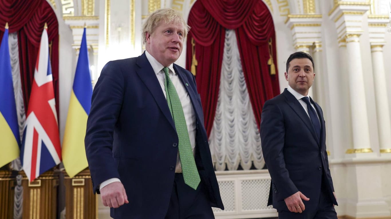 Boris Johnson (l) und Wolodymyr Selenskyj (r): Bei dem Treffen schlug der ukrainische Präsident wieder einen raueren Ton an.