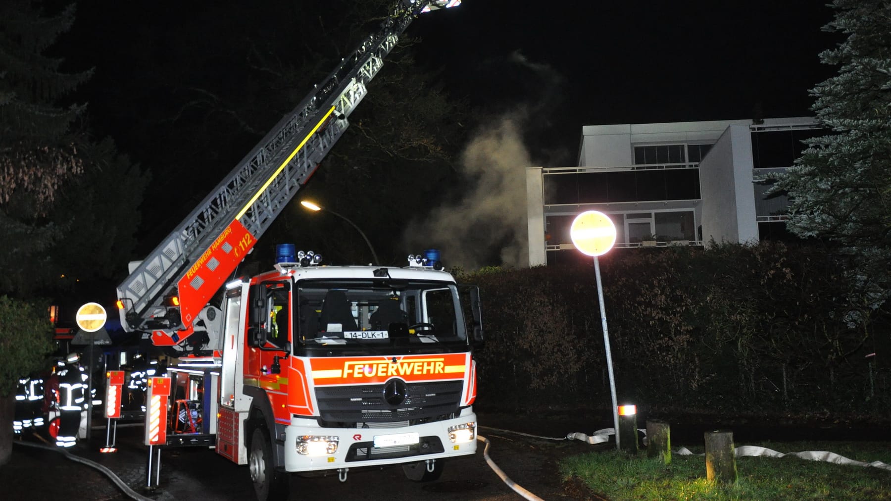 Ein Löschfahrzeug der Feuerwehr steht vor dem Haus: Um ein erneutes Entzünden zu verhindern, musste die Garage mit Löschschaum geflutet werden.
