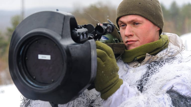 Ein ukrainischer Soldat hält einen Raketenwerfer: Die Ukraine versucht im Konflikt mit Russland die Gefahr herunterzuspielen.