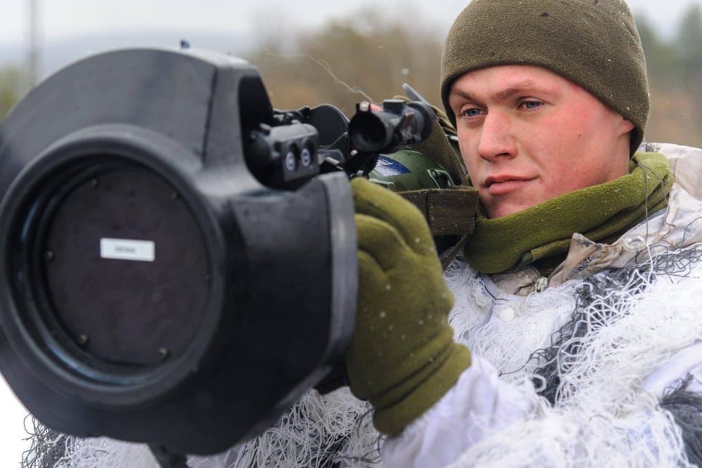 Ein ukrainischer Soldat hält einen Raketenwerfer: Die Ukraine versucht im Konflikt mit Russland die Gefahr herunterzuspielen.