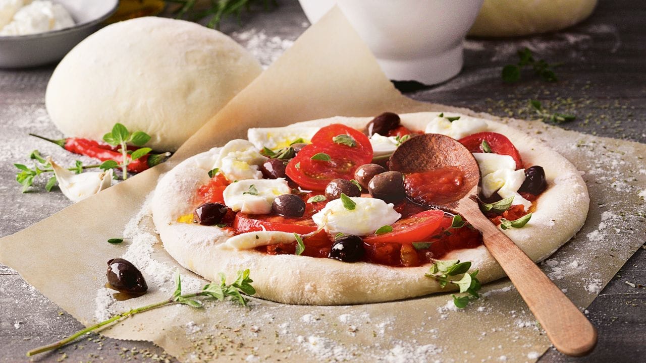 Als Käse für die klassische Pizza gilt Mozzarella.