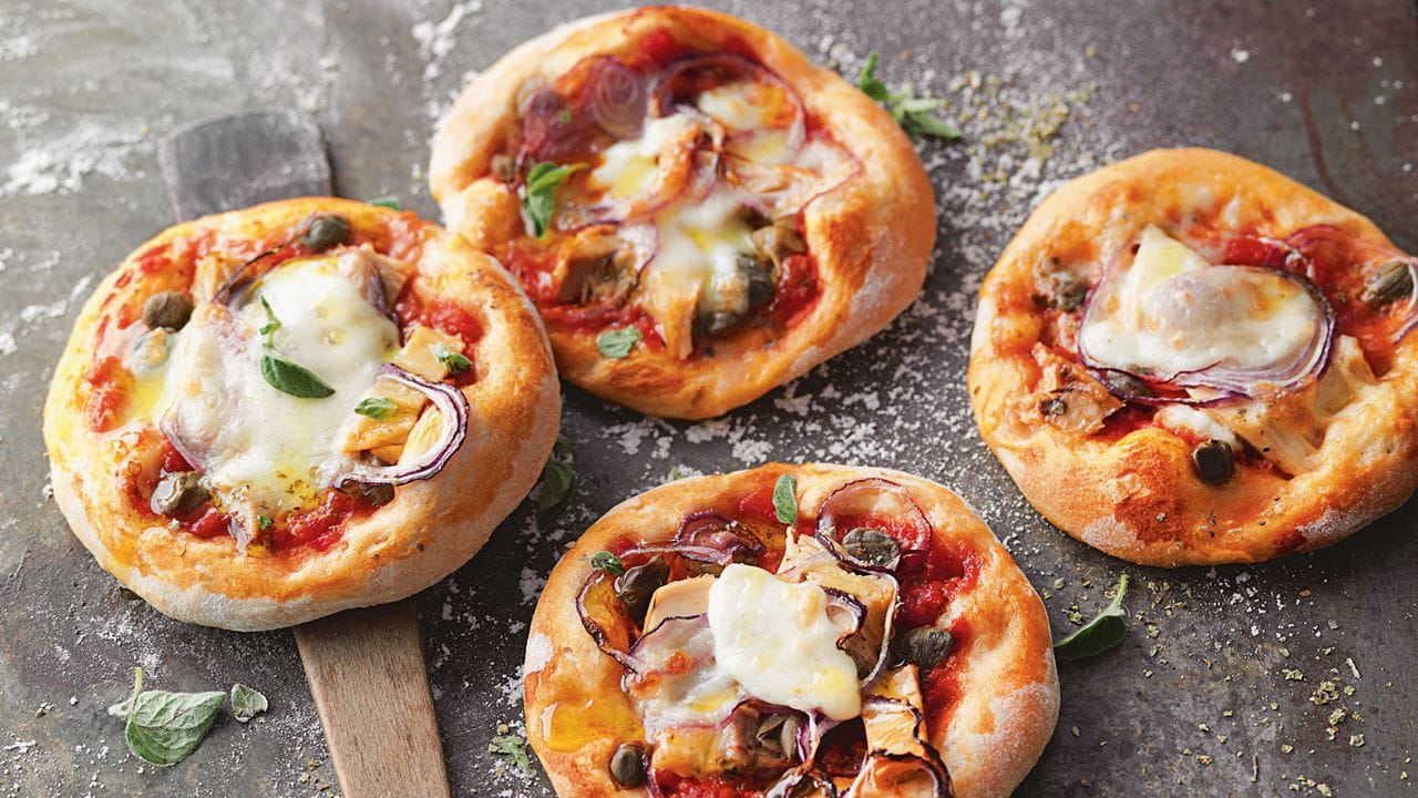 Die Pizza bloß nicht überfrachten: Gut abgetropfter Thunfisch aus der Dose, rote Zwiebeln, Oregano, Kapern und Mozarella reichen als Belag für die Pizette Tonno.