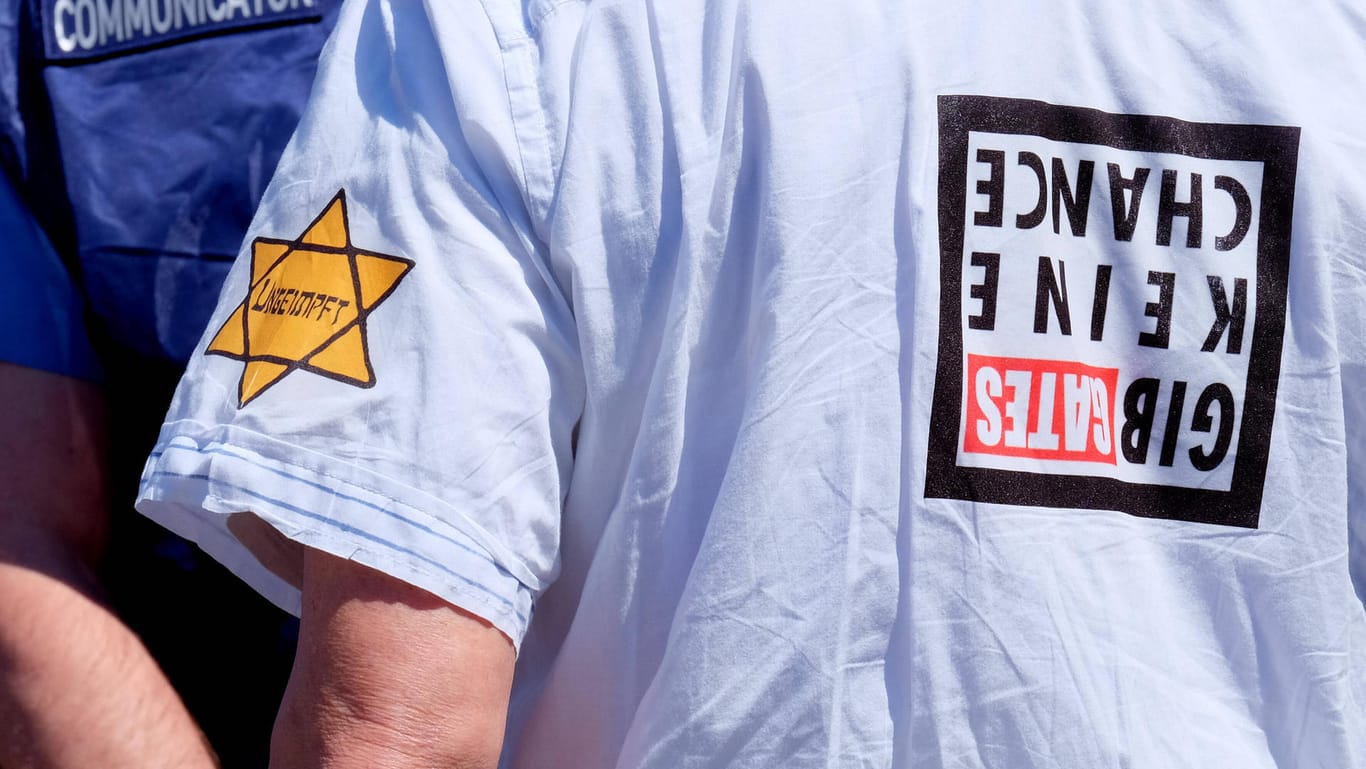 Ein Judenstern mit der Aufschrift "Ungeimpft": Bei Corona-Demonstrationen sind immer wieder NS-relativierende Symbole zu sehen