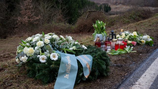 Ein Kranz sowie Blumen und Kerzen am Tatort in Kusel. Ein Kranz sowie Blumen und Kerzen am Tatort in Kusel.