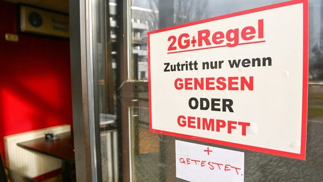 In Deutschland wird über die Aufhebung von Corona-Maßnahmen diskutiert. In Deutschland wird über die Aufhebung von Corona-Maßnahmen diskutiert.
