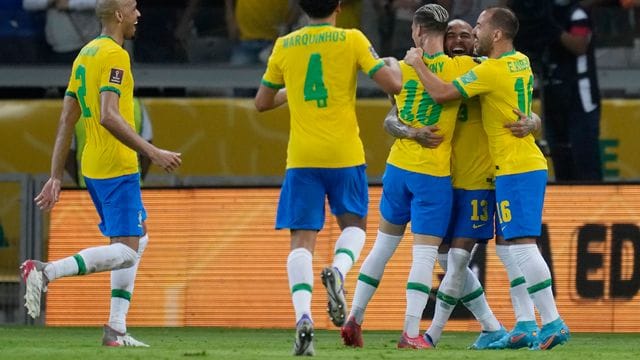 Die Brasilianer feiern das dritte Tor gegen Paraguay.