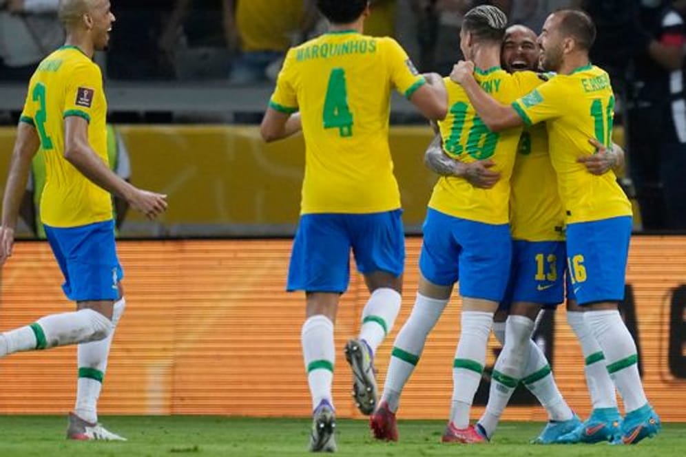 Die Brasilianer feiern das dritte Tor gegen Paraguay.