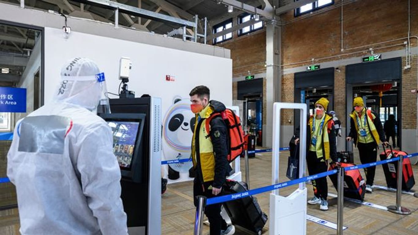 Mitglieder des Team Deutschland passieren die Sicherheitskontrolle nach ihrer Ankunft im Olympischen Dorf.