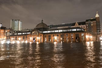 Der Hamburger Fischmarkt steht am frühen Morgen während des Hochwassers der Elbe unter Wasser: Hier wurde ein Wasserstand von 1,58 Metern über dem Mittleren Hochwasser gemessen.