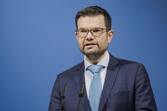 Marco Buschmann (FDP): Der Bundesjustizminister stellt Lockerungen der Corona-Maßnahmen ab März in Aussicht.