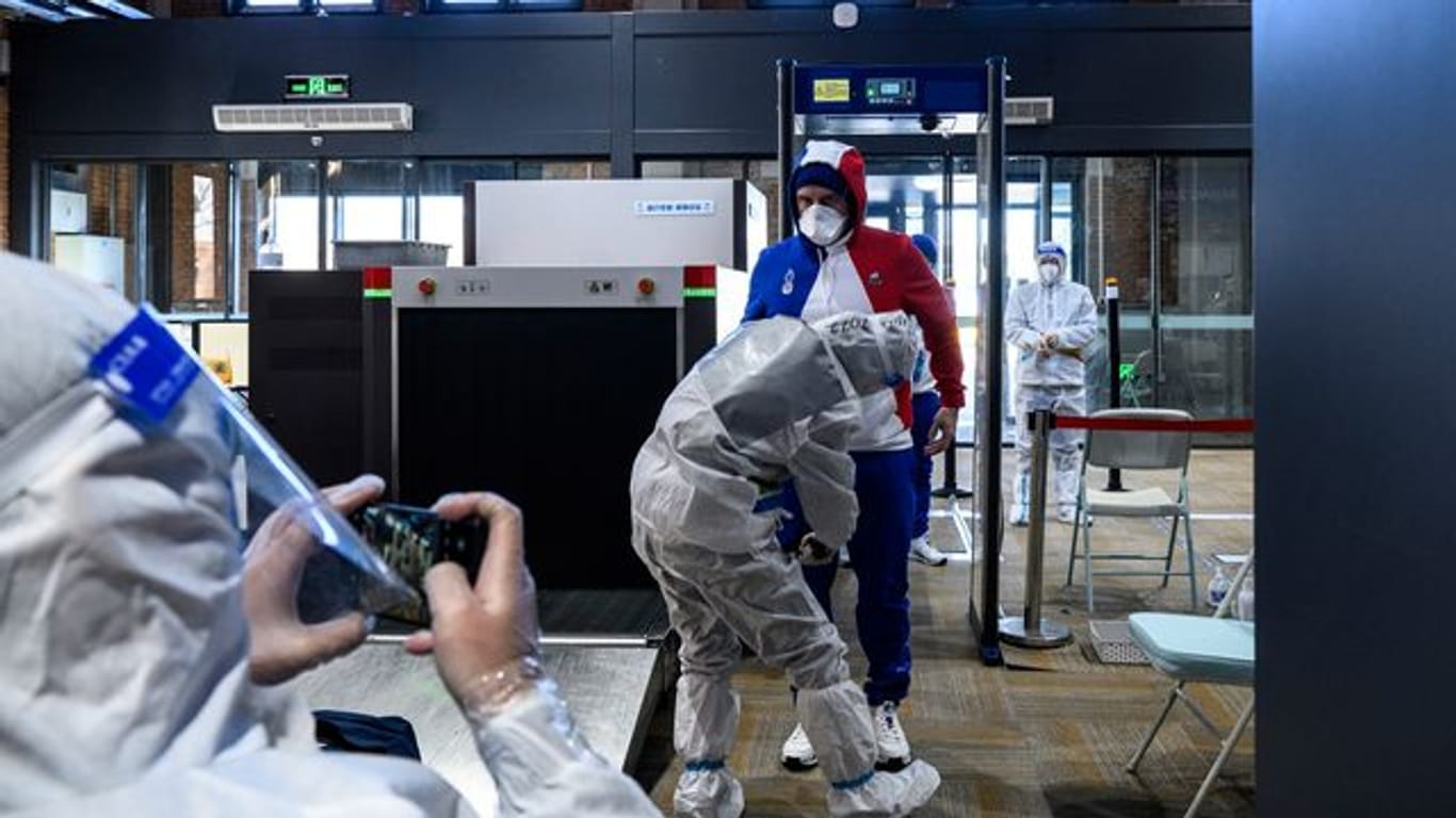 Mitglieder des französischen Teams passieren die Sicherheitskontrolle bei ihrer Ankunft im Olympischen Dorf.