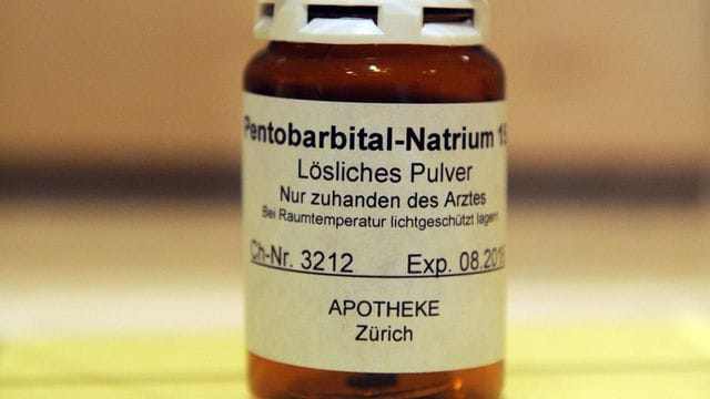 Die Kläger wollen die Erlaubnis zum Kauf des Betäubungsmittels Natrium-Pentobarbital, um sich selbst zu töten. Die Kläger wollen die Erlaubnis zum Kauf des Betäubungsmittels Natrium-Pentobarbital, um sich selbst zu töten.