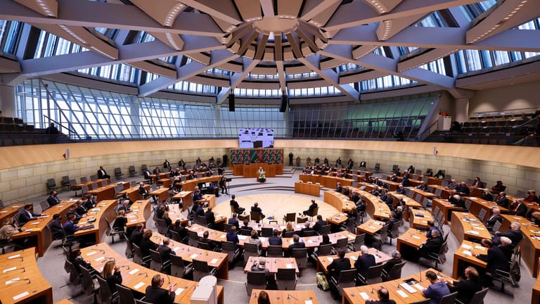 Plenarsaal des Düsseldorfer Landtags (Archivbild): Das Landesparlament kommt zur Debatte über die Brückensperrung auf der A45 zusammen.
