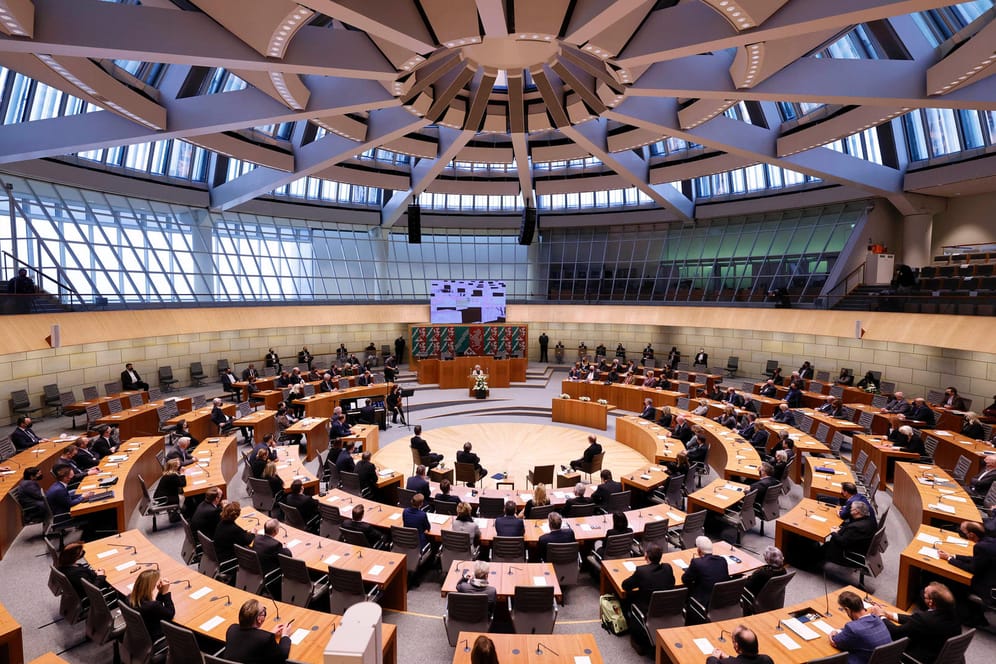Plenarsaal des Düsseldorfer Landtags (Archivbild): Das Landesparlament kommt zur Debatte über die Brückensperrung auf der A45 zusammen.