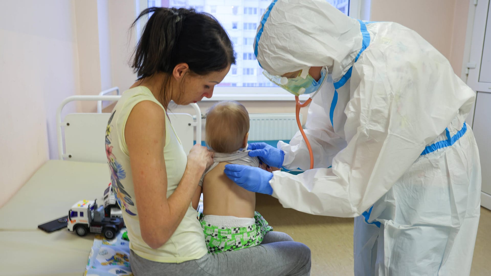 Kinder mit Covid-19 (Symbolbild): Auch Omikron scheint bisher nicht zu schwereren Verläufen bei Kindern zu führen.