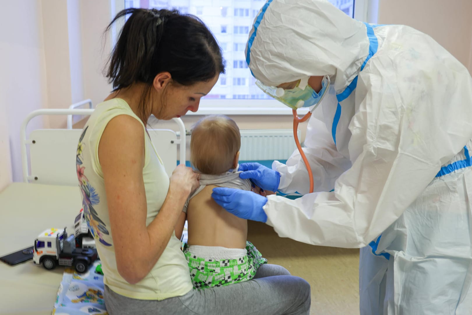 Kinder mit Covid-19 (Symbolbild): Auch Omikron scheint bisher nicht zu schwereren Verläufen bei Kindern zu führen.