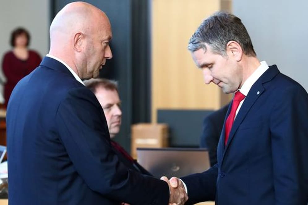 Björn Höcke (r), AfD Thüringen, gratuliert dem neuen Ministerpräsidenten Thomas Kemmerich (FDP).