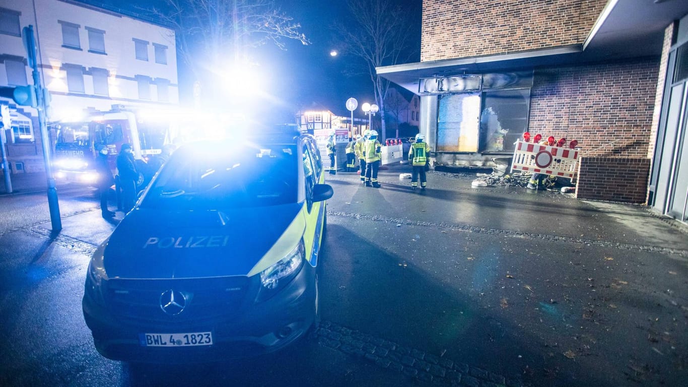 Feuerwehr und Polizei vor einer Pizzeria in Fellbach: Die Brandursache wird derzeit noch ermittelt.