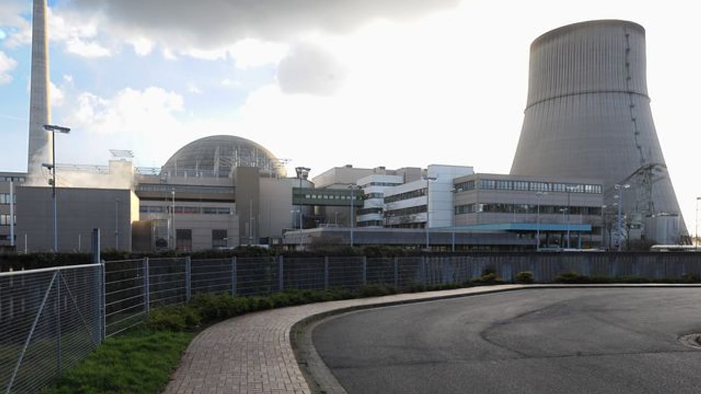 Die Aufnahme zeigt die Reaktorkuppel und den Kühlturm des Kernkraftwerks Emsland.