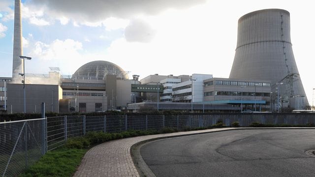 Die Aufnahme zeigt die Reaktorkuppel und den Kühlturm des Kernkraftwerks Emsland.