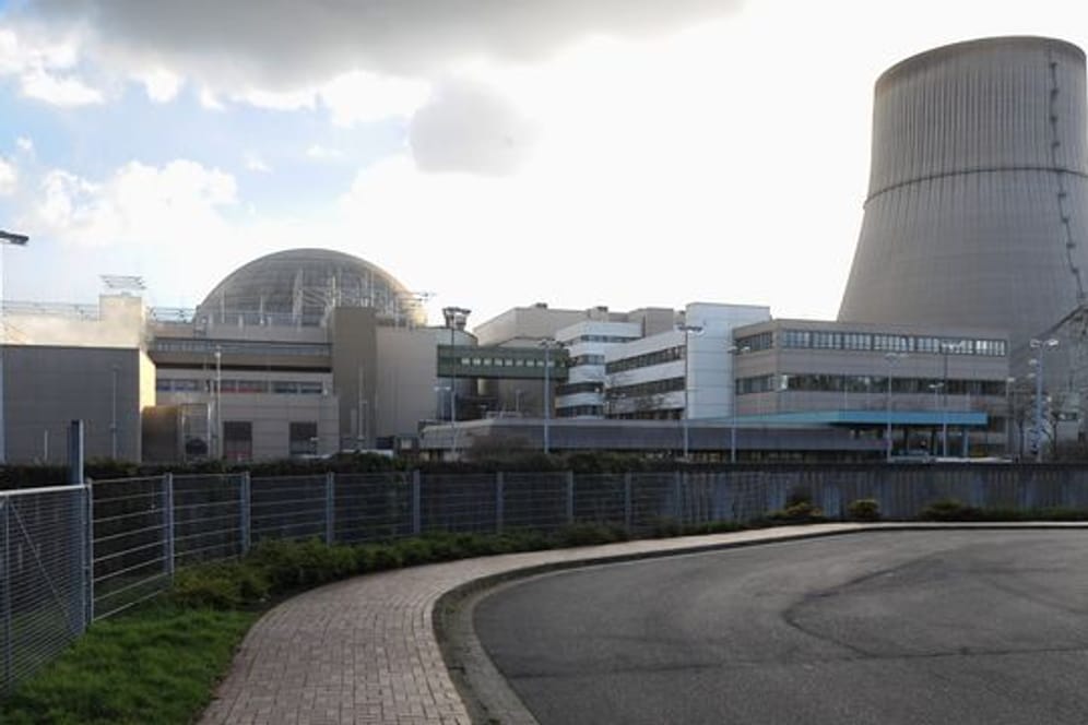 Die Aufnahme zeigt die Reaktorkuppel und den Kühlturm des Kernkraftwerks Emsland.