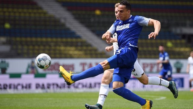 Änis Ben-Hatira (vorn), hier im Trikot des Karlsruher SC, wechselt in die Regionalliga Nordost zum Berliner AK. Änis Ben-Hatira (vorn), hier im Trikot des Karlsruher SC, wechselt in die Regionalliga Nordost zum Berliner AK.