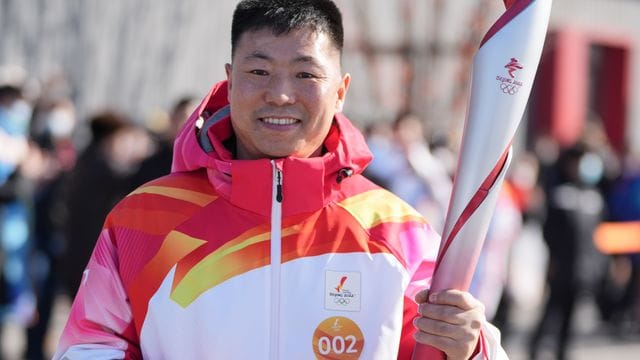 Qi Fabao, Regimentskommandeurs der chinesischen Volksbefreiungsarmee (PLA), beim Fackellauf.