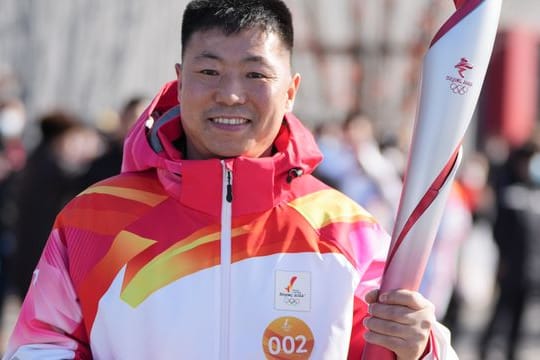 Qi Fabao, Regimentskommandeurs der chinesischen Volksbefreiungsarmee (PLA), beim Fackellauf.