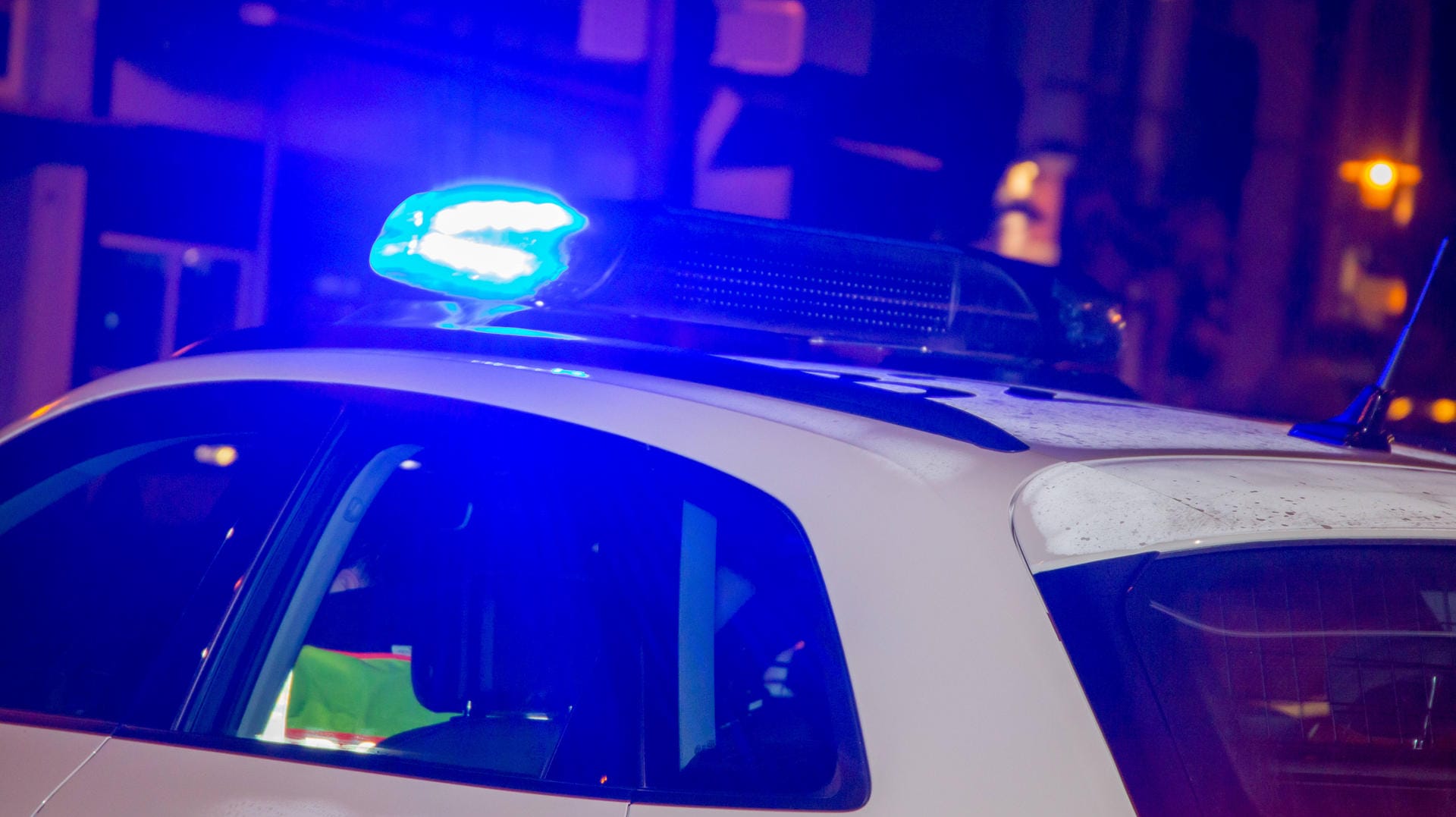 Ein Einsatzfahrzeug der Polizei bei Dunkelheit (Symbolbild): Wie der Mann zu Tode gekommen ist, wird ermittelt. Ein Einsatzfahrzeug der Polizei bei Dunkelheit (Symbolbild): Wie der Mann zu Tode gekommen ist, wird ermittelt.