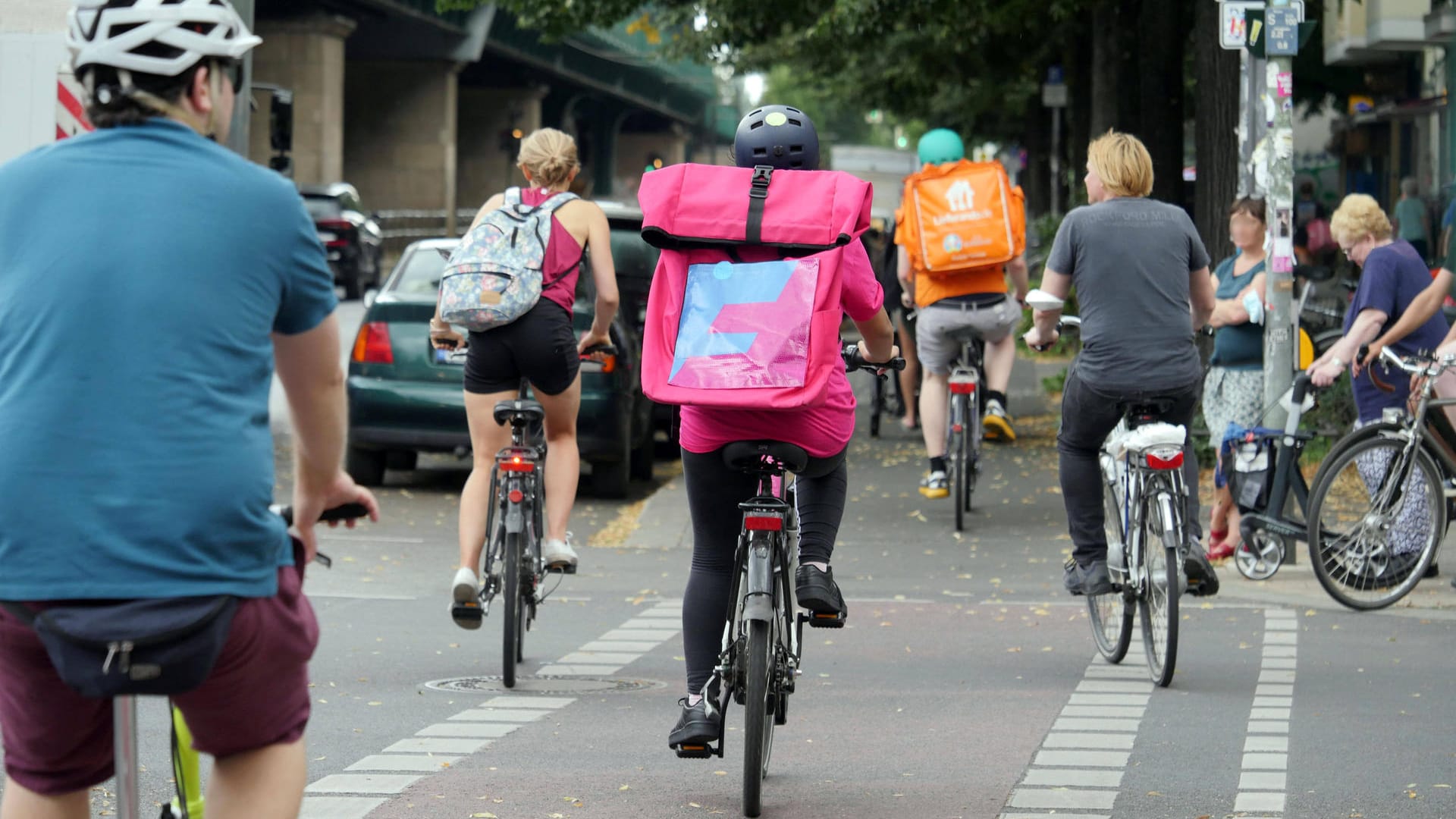 Fahrer verschiedener Lieferdienste im Berliner Stadtverkehr (Archivbild): Mehrere Bußgeldverfahren wegen Arbeitsschutzverstößen bei Lieferdiensten sind eröffnet worden.