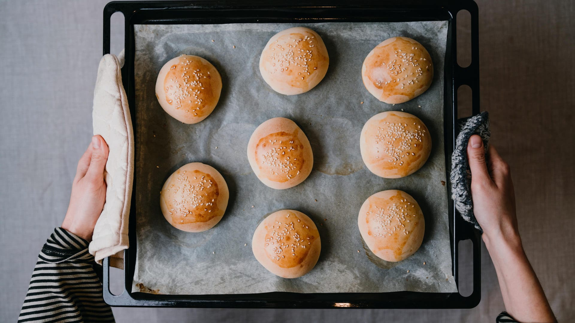 Backofen: Auf ein Backblech können gleich mehrere Brötchen gleichzeitig aufgebacken werden.