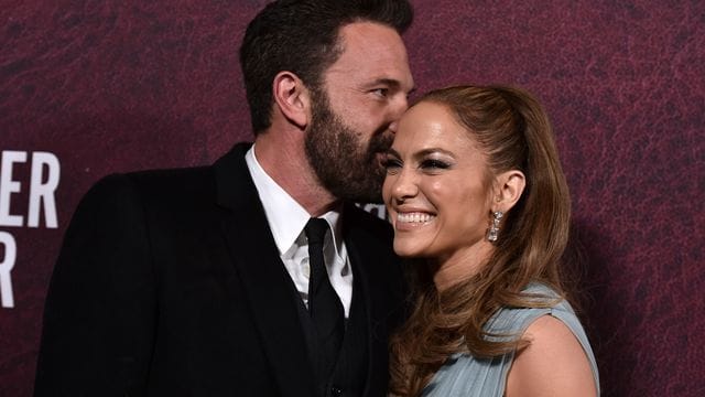 Ben Affleck und Jennifer Lopez bei der Premiere von "The Tender Bar" 2021 im TCL Chinese Theatre.