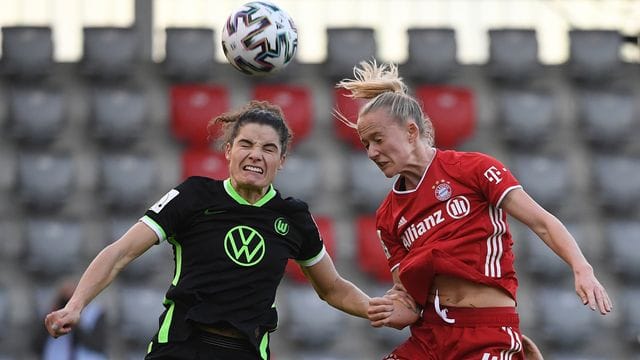 Münchens Lea Schüller (r) und Wolfsburgs Dominique Janssen kämpfen beim Kopfballduell um den Ball.