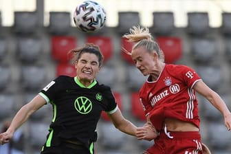 Münchens Lea Schüller (r) und Wolfsburgs Dominique Janssen kämpfen beim Kopfballduell um den Ball.