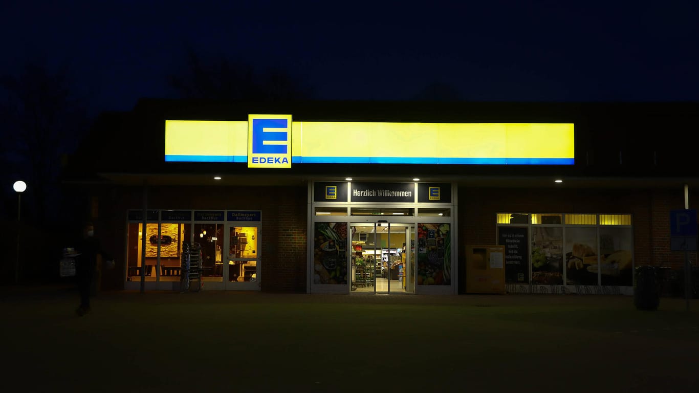 Eine Edeka-Filiale in Hamburg (Archivbild): Die Supermarktkette will das Magazin zukünftig aus dem Angebot entfernen.