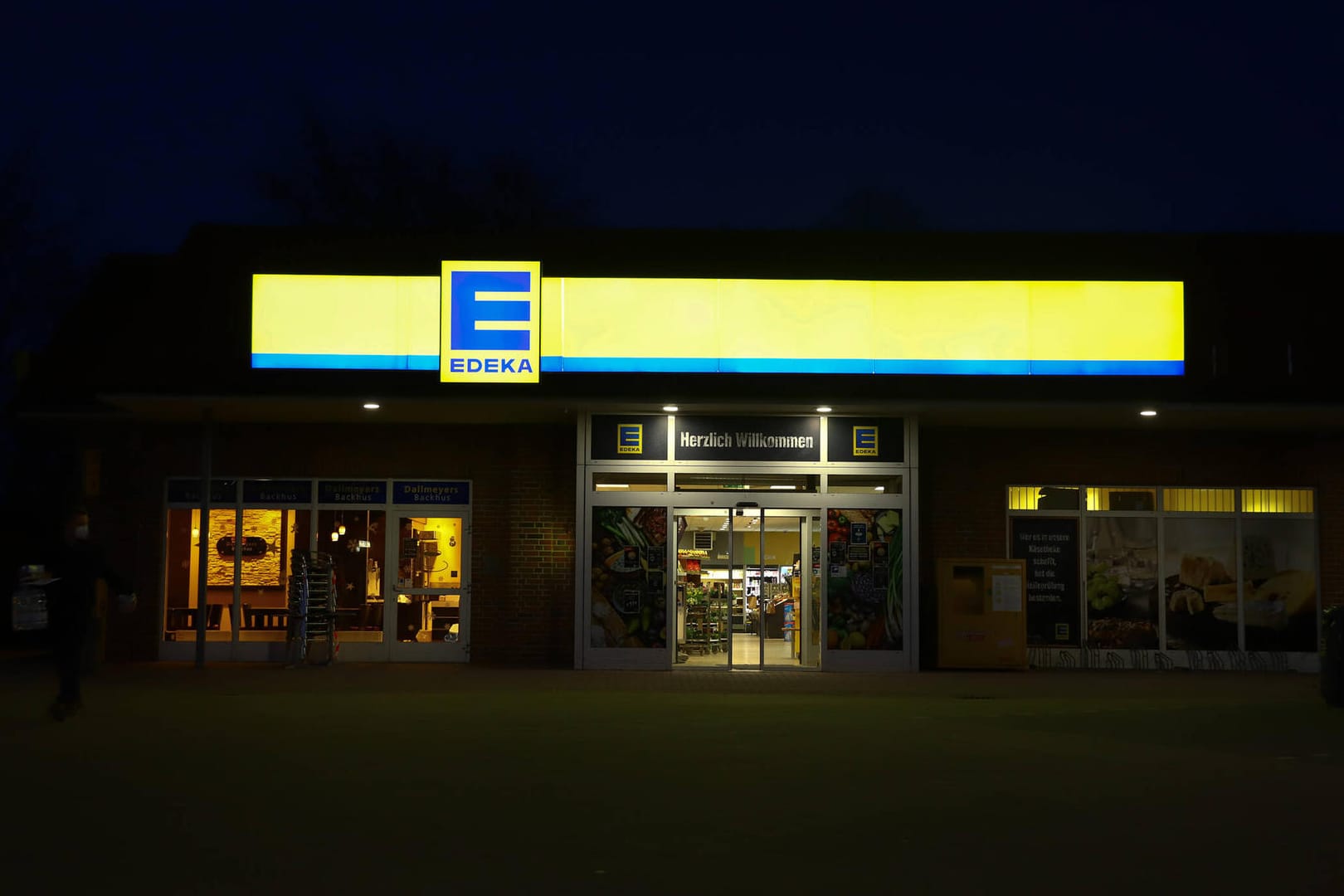 Eine Edeka-Filiale in Hamburg (Archivbild): Die Supermarktkette will das Magazin zukünftig aus dem Angebot entfernen.