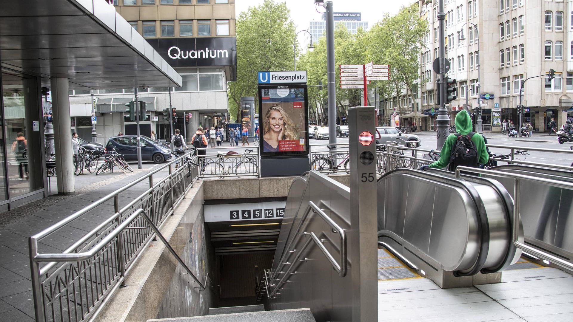 Treppen zum U-Bahnhof am Friesenplatz: In der Station sollen die Täter zwei junge Männer angegriffen haben. Treppen zum U-Bahnhof am Friesenplatz: In der Station sollen die Täter zwei junge Männer angegriffen haben.