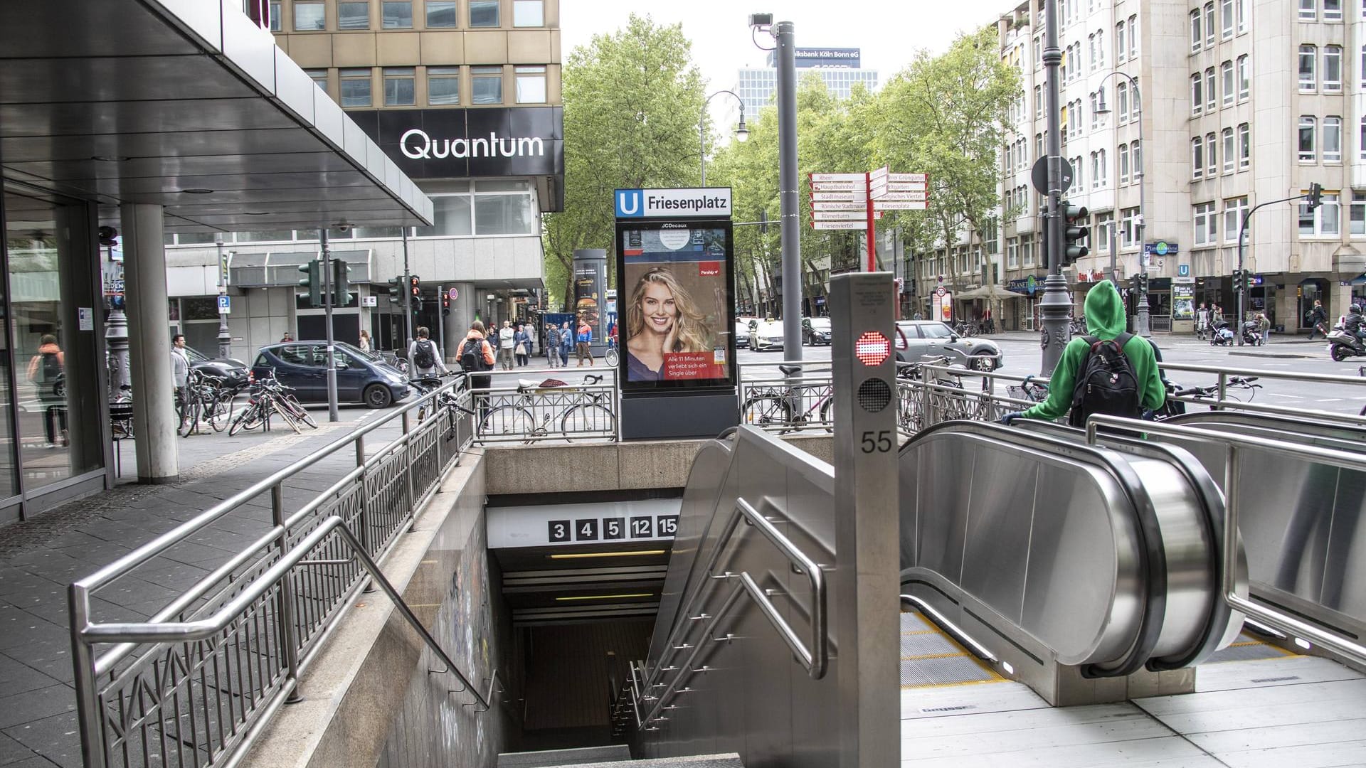 Treppen zum U-Bahnhof am Friesenplatz: In der Station sollen die Täter zwei junge Männer angegriffen haben.