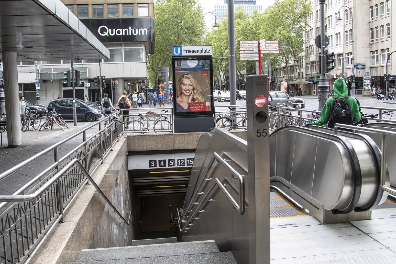 Treppen zum U-Bahnhof am Friesenplatz: In der Station sollen die Täter zwei junge Männer angegriffen haben.