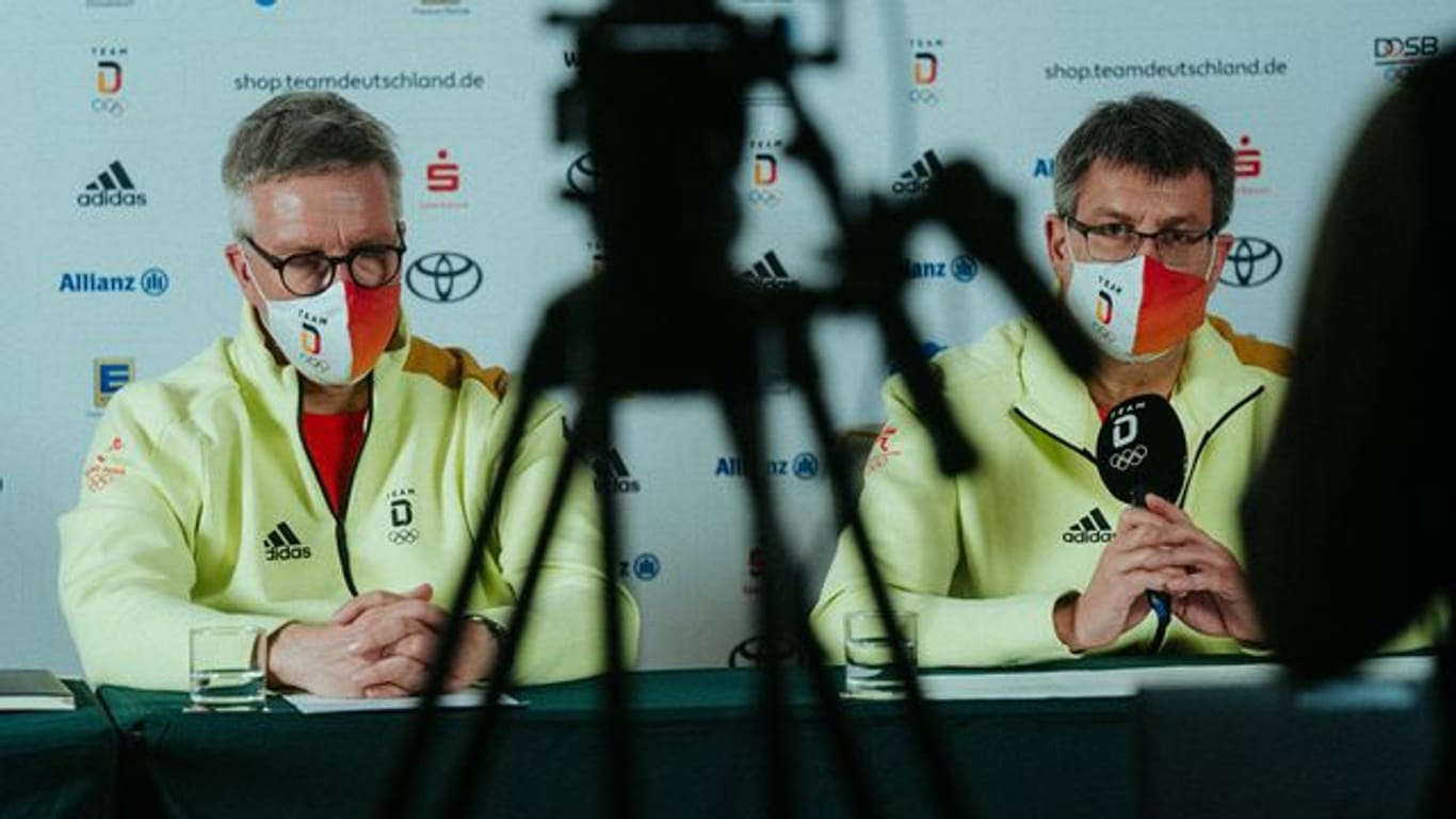 DOSB-Präsident Thomas Weikert (r) und Chef de Mission Dirk Schimmelpfennig sprechen bei einer Pressekonferenz.