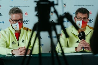 DOSB-Präsident Thomas Weikert (r) und Chef de Mission Dirk Schimmelpfennig sprechen bei einer Pressekonferenz.