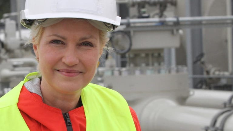 Mecklenburg-Vorpommerns Ministerpräsidentin Manuela Schwesig vor einer Anlage von Nord Stream 2 (Symbolfoto): Ihre Regierung unterstützt das Pipeline-Projekt – und bekommt von den Betreibern die landeseigene Klima- und Umweltstiftung MV finanziert.