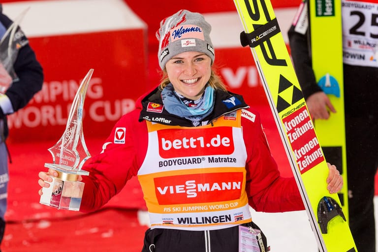 Marita Kramer: Die Skisprung-Weltcupführende aus Österreich wird Olympia in Peking kurzfristig verpassen. Die 20-jährige Topfavoritin auf die Goldmedaille wurde am letzten Weltcup-Wochenende im hessischen Willingen positiv auf das Coronavirus getestet.